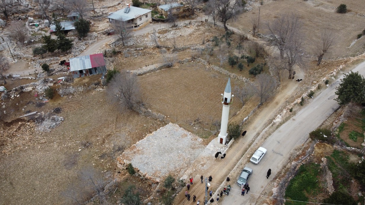 Adana Aladağ’da Deprem Sonrası Camisiz Kaldılar: Minare ve İmam Var, Cami Yok