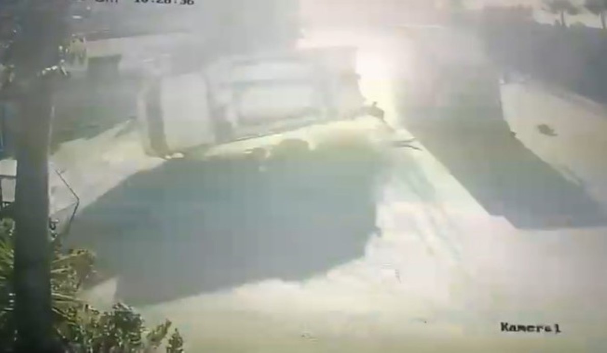 Alanya’da Trafik Kazası: Çöp Kamyonu Devrildi, Üç İşçi Yaralandı