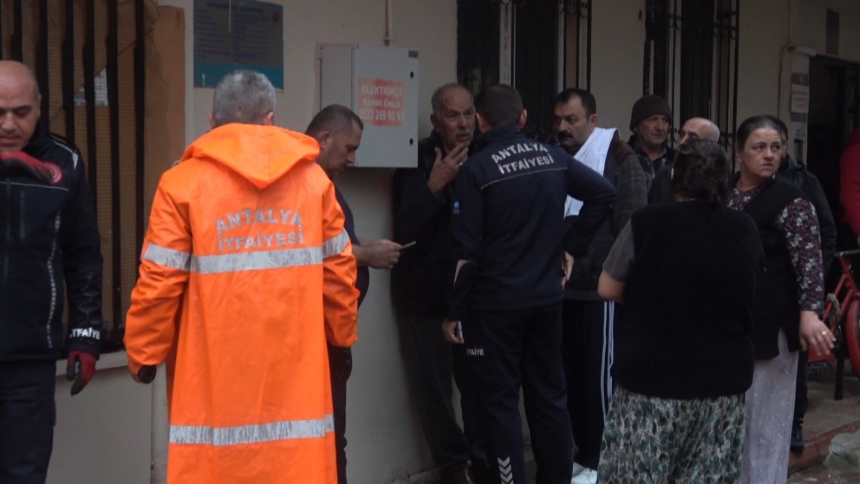 Antalya Kepez’de Yangın: Yaşlı Adam Komşuları Tarafından Kurtarıldı