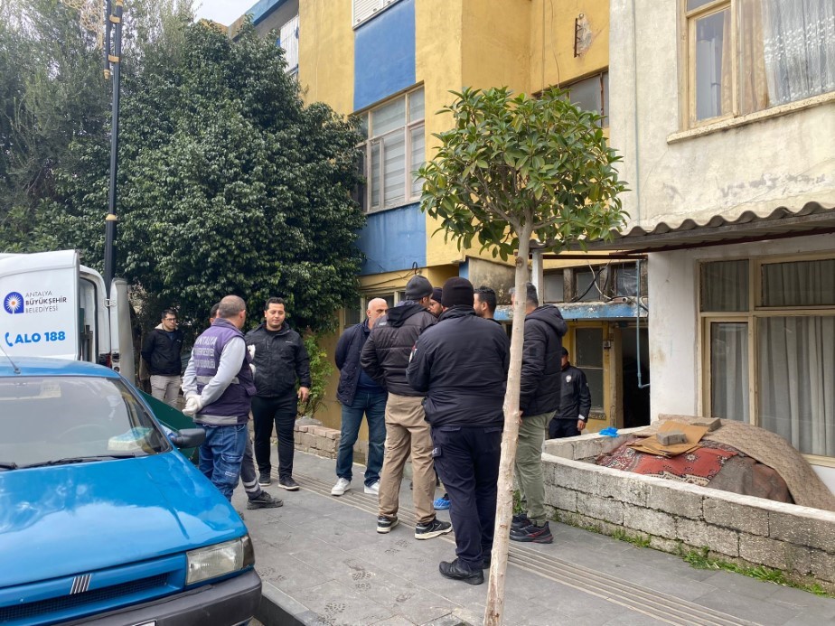 Antalya Serik’te Korkunç Cinayet: Anne ve Küçük Kızı Evlerinde Öldürüldü