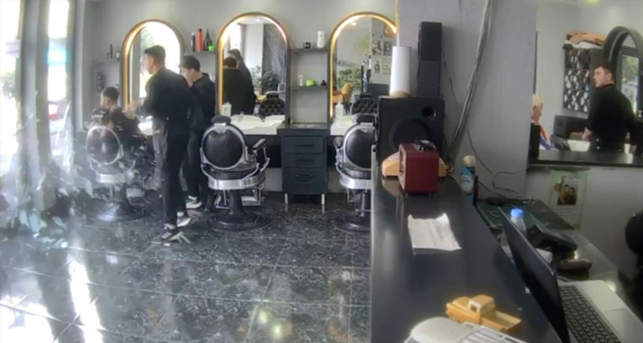 Antalya’da Kontrolsüz Otomobil Berber Dükkanına Girdi: Panik Anları ve Şaşkın Müşteri