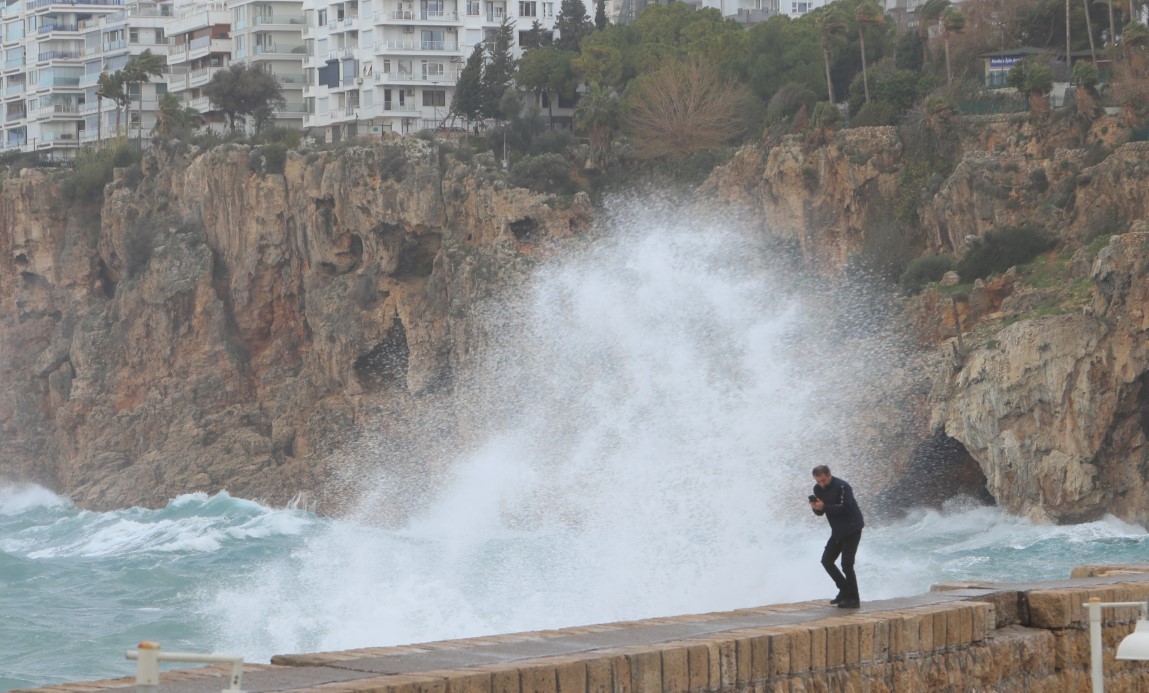 Antalya’da Şiddetli Rüzgar Hayatı Felç Etti
