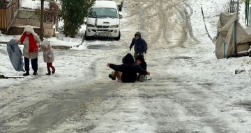 Arnavutköy’de Kışın Tadını Çıkaran Çocuklar: Sokaklar Kayak Pistine Dönüştü