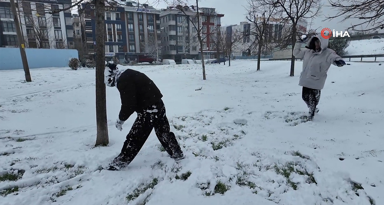 Avcılar’da Kar Sevinci: Çocuklar Kar Topu Savaşına Daldı