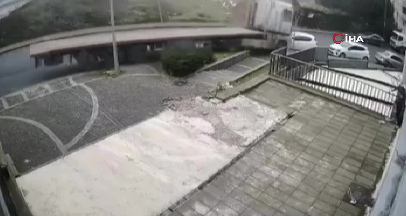 Başakşehir’de Freni Boşalan Park Halindeki Tır, 5 Aracı Ezdi