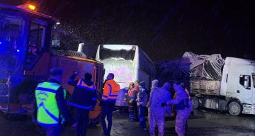 Bingöl’de Trafik Kazası: Yolcu Otobüsü Kayan Tıra Çarptı, 3 Yaralı