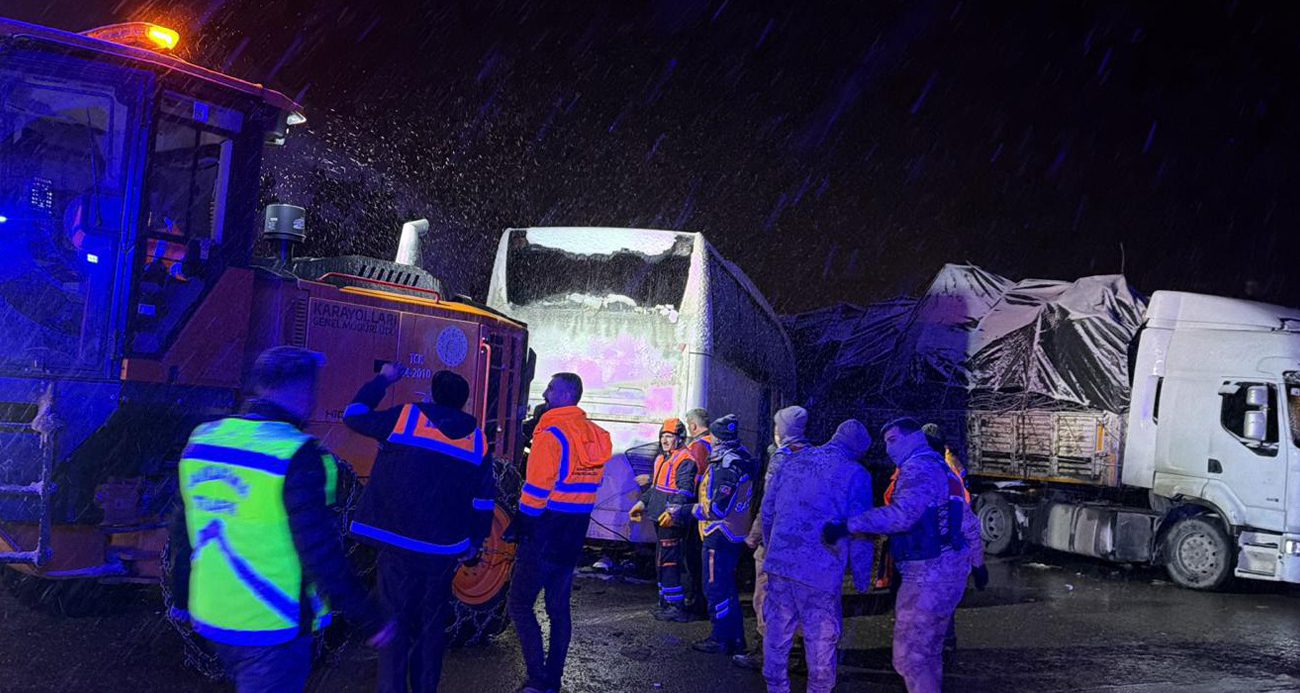 Bingöl’de Trafik Kazası: Yolcu Otobüsü Kayan Tıra Çarptı, 3 Yaralı