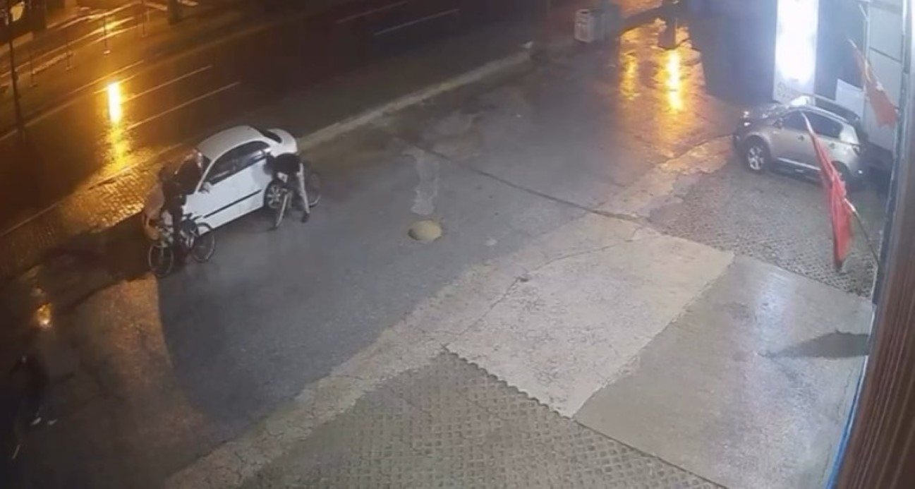 Bisikletli Vandallar Şehirde Terör Estirdi: Araçlara ve Kamusal Alanlara Zarar Verildi