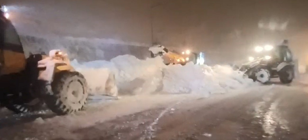 Bitlis Çevre Yolunda Çığ Faciasından Sürücü Kurtarıldı