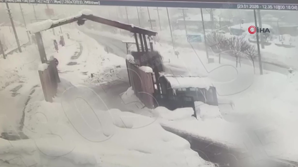 Bitlis’de Yolcu Otobüsünün Polis Noktasına Çarpma Anı Kameralara Yansıdı