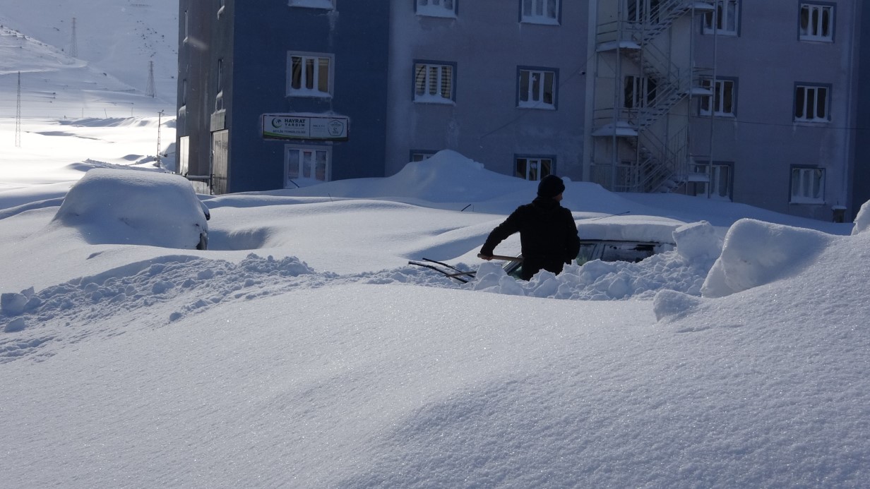 Bitlis’te Yoğun Kar Yağışı Hayatı Olumsuz Etkiliyor