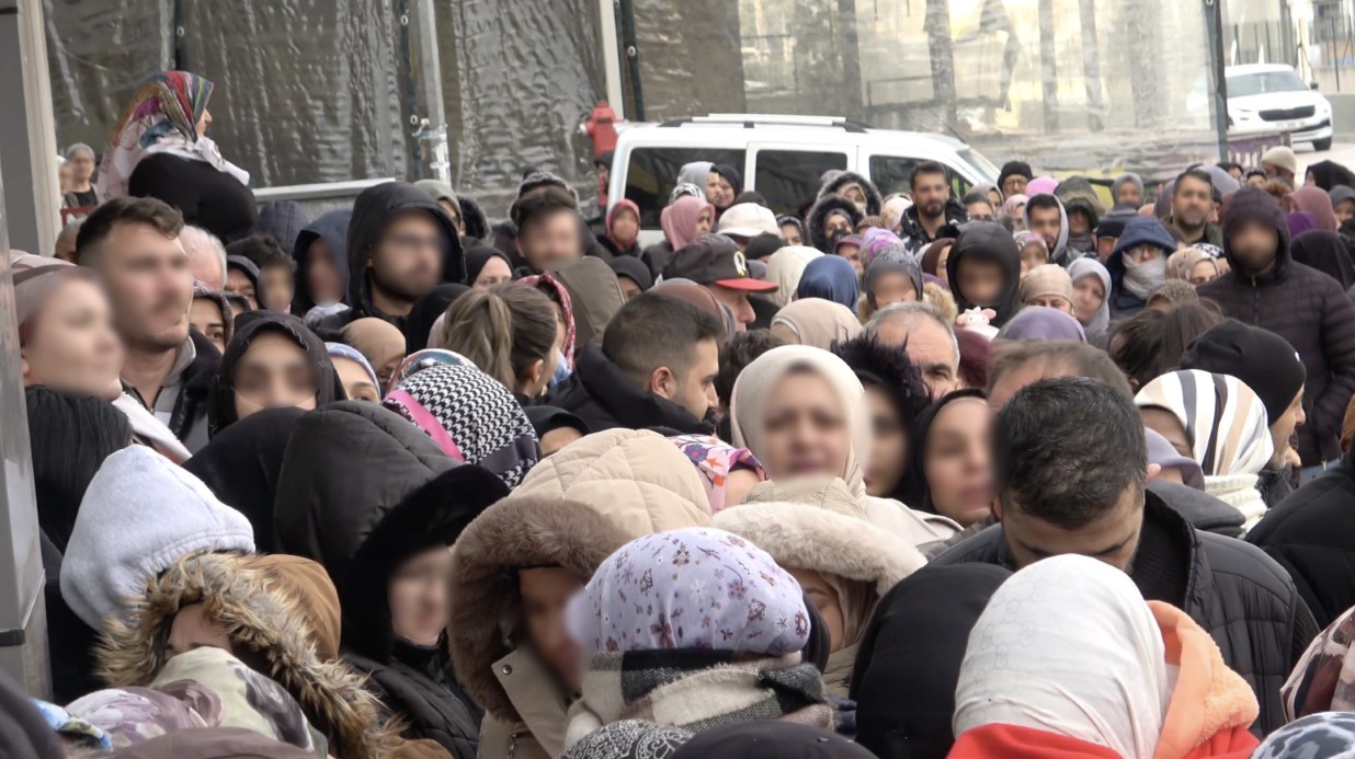 Bursa Yıldırım’da Açılış İzdihamı: Vatandaşlar Soğuğa Rağmen Uygun Fiyatlar İçin Kuyruğa Girdi