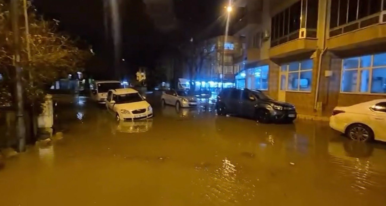 Çanakkale Sokakları Sağanak Yağışla Sular Altında Kaldı