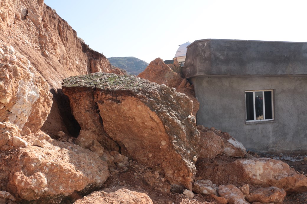 Cizre’de Heyelan Tehlikesi: Dev Kayalar Bir Evi Yerle Bir Etti
