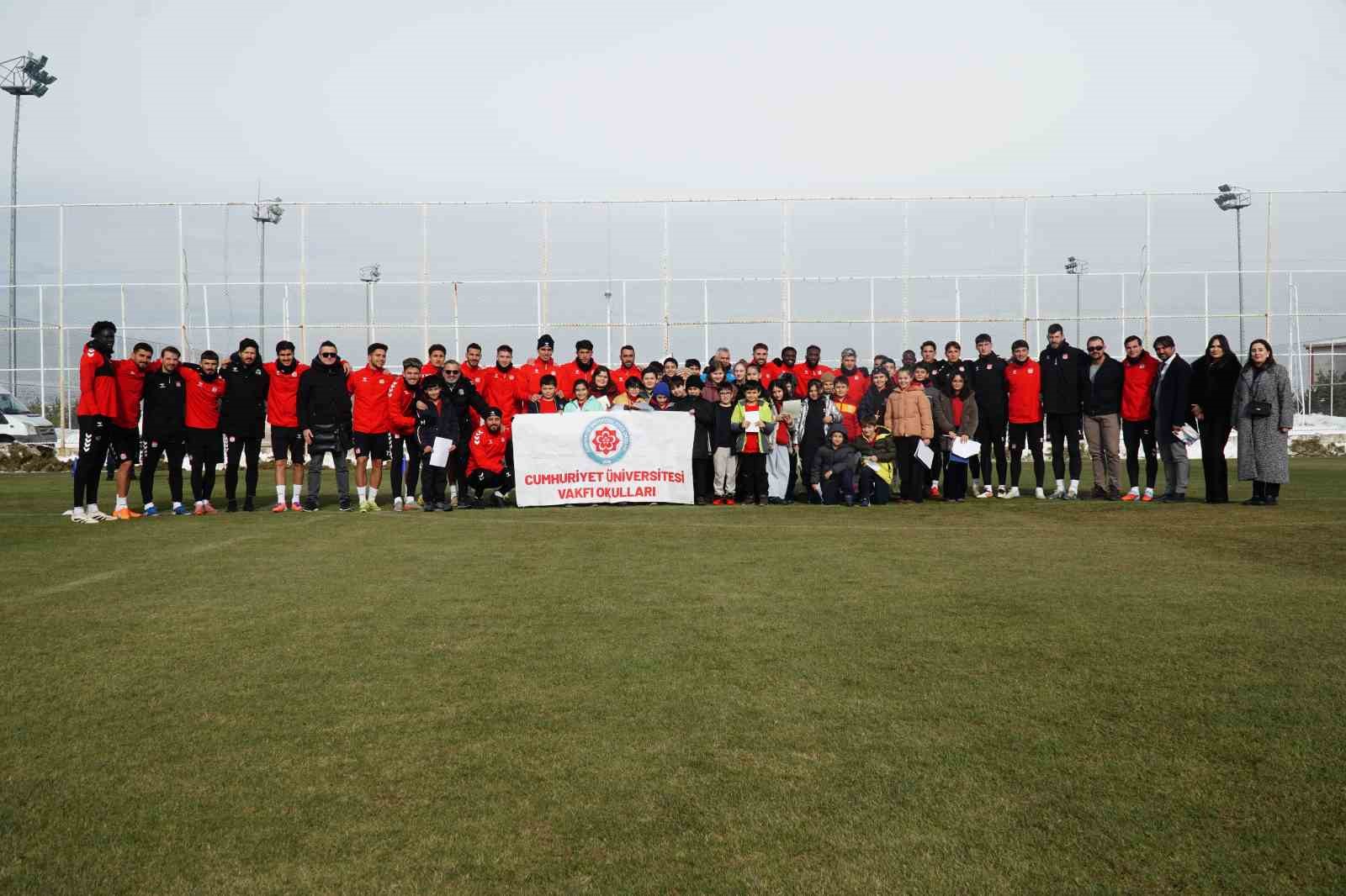 Cumhuriyet Üniversitesi Vakfı Okulları’ndan Sivasspor’a Moral Ziyareti