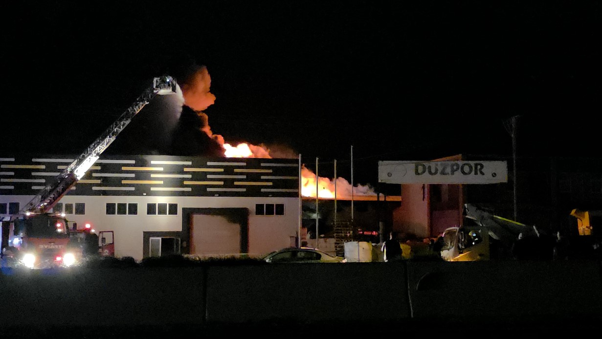 Düzce’deki Strafor Fabrikasında Büyük Yangın: D-100 Trafiğe Kapatıldı