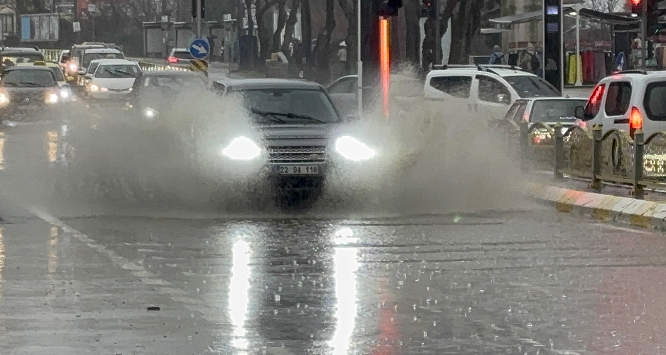 Edirne’de Sağanak Yağış Hayatı Olumsuz Etkiledi