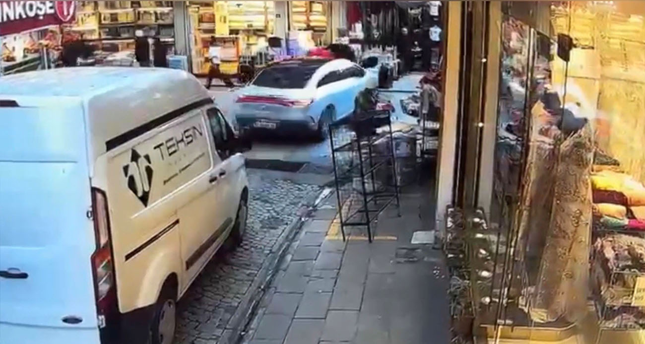 Eminönü’nde Trafik Kazası: Fren Yerine Gaza Basan Sürücü Yayaların Arasına Daldı