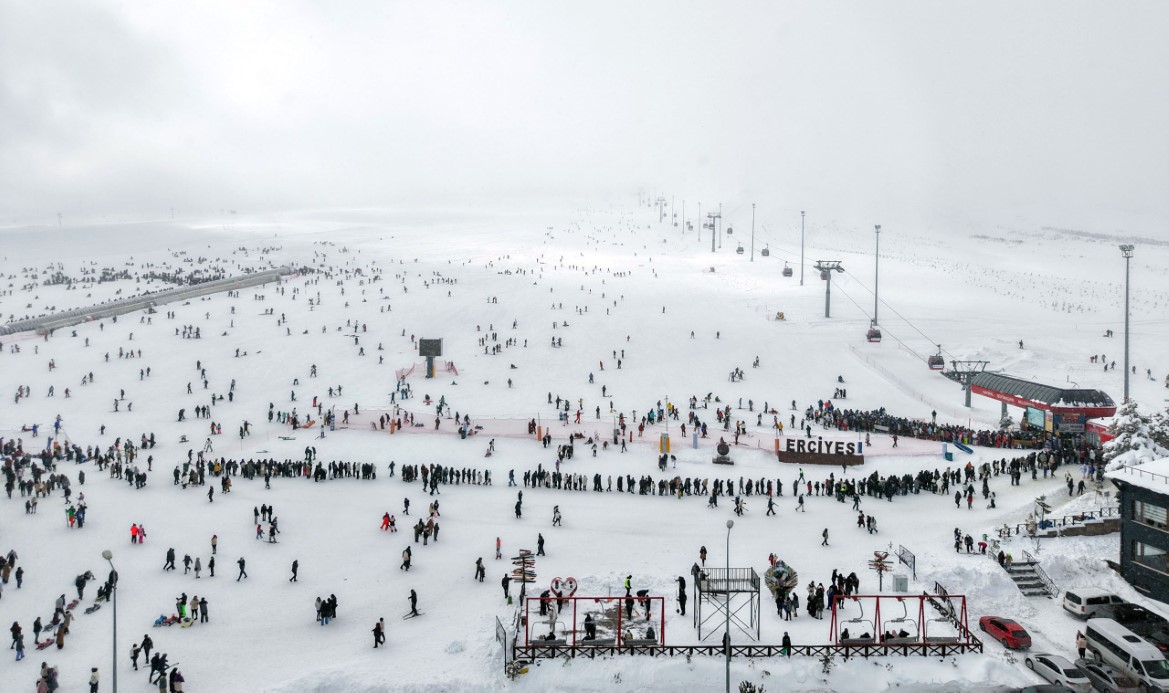 Erciyes Kayak Merkezi, Sömestr Tatilinin İlk Hafta Sonunda 250 Bin Ziyaretçi Ağırladı