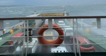 Fırtına Nedeniyle Yalova’da Arabalı Feribot Sürüklendi