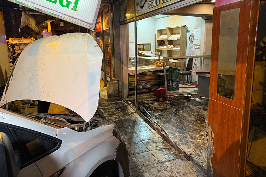 İstanbul Bahçelievler’de Fırına Giren Araç Kaza Anını Güvenlik Kamerası Kaydetti