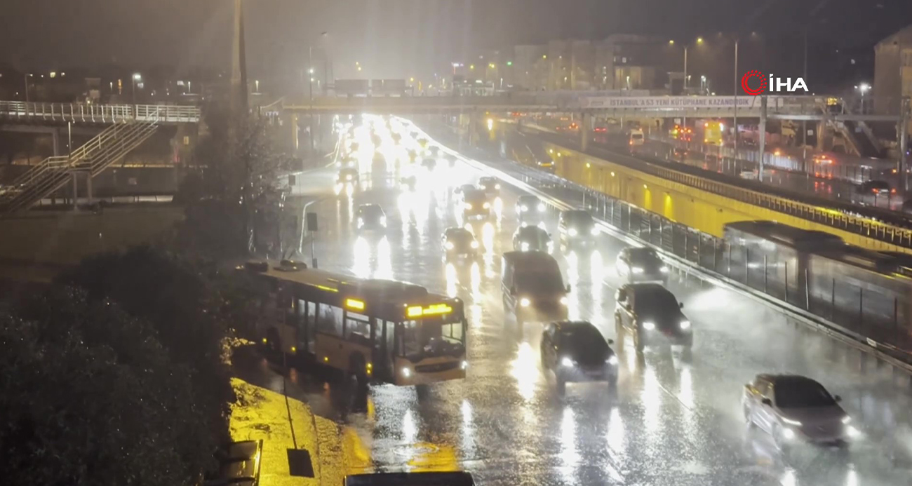 İstanbul Gecesinde Şimşeklerin Dansı: Sağanak Yağış Başladı