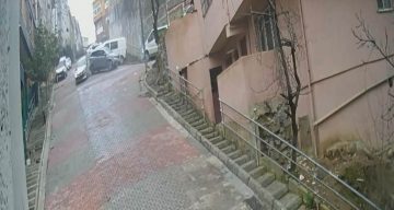 İstanbul Kağıthane’de Trafik Kazası: Otomobil Doğal Gaz Kutusuna Çarptı