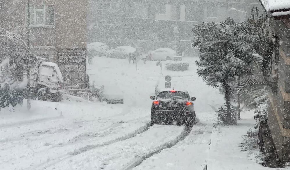 İstanbul’da Kar Engeli: Sokaklar Beyaz Örtüyle Kaplandı