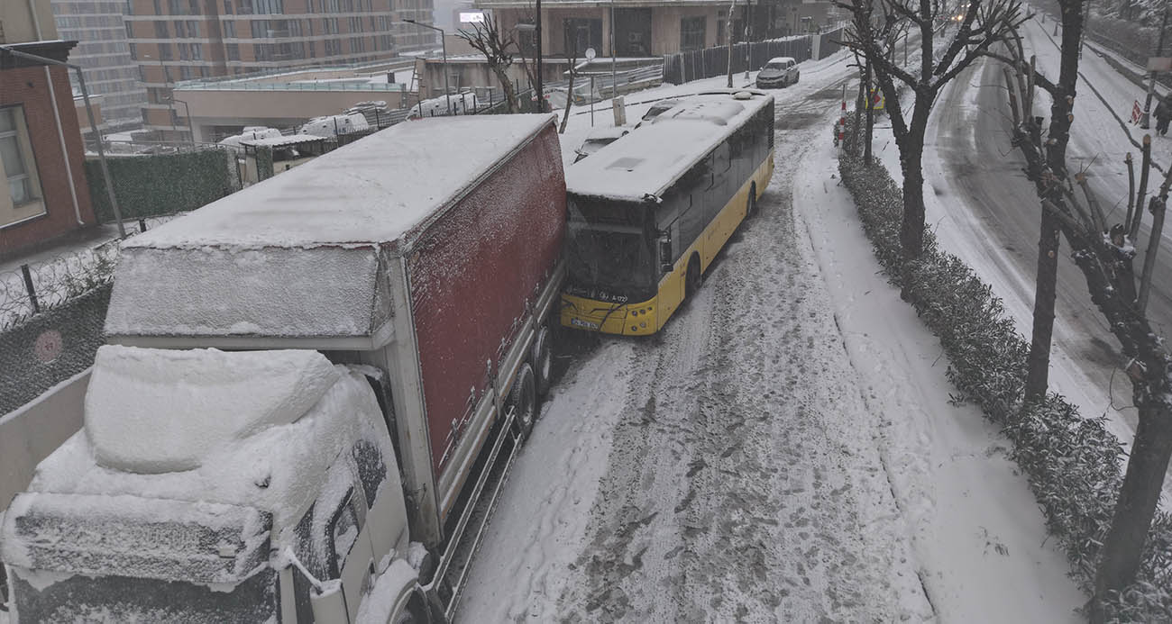 İstanbul’da Kar Yağışı Nedeniyle İETT Otobüsü Kaza Yaptı