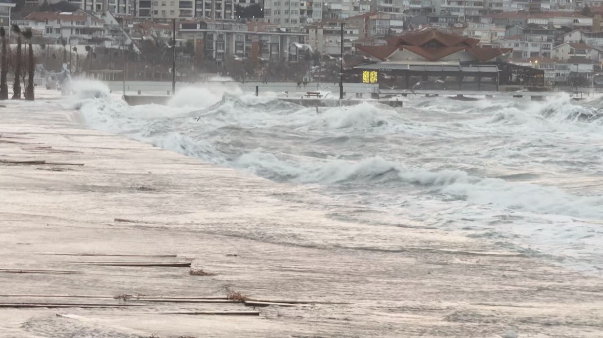 İstanbul’da Lodosun Etkisiyle Deniz Seferleri İptal Edildi