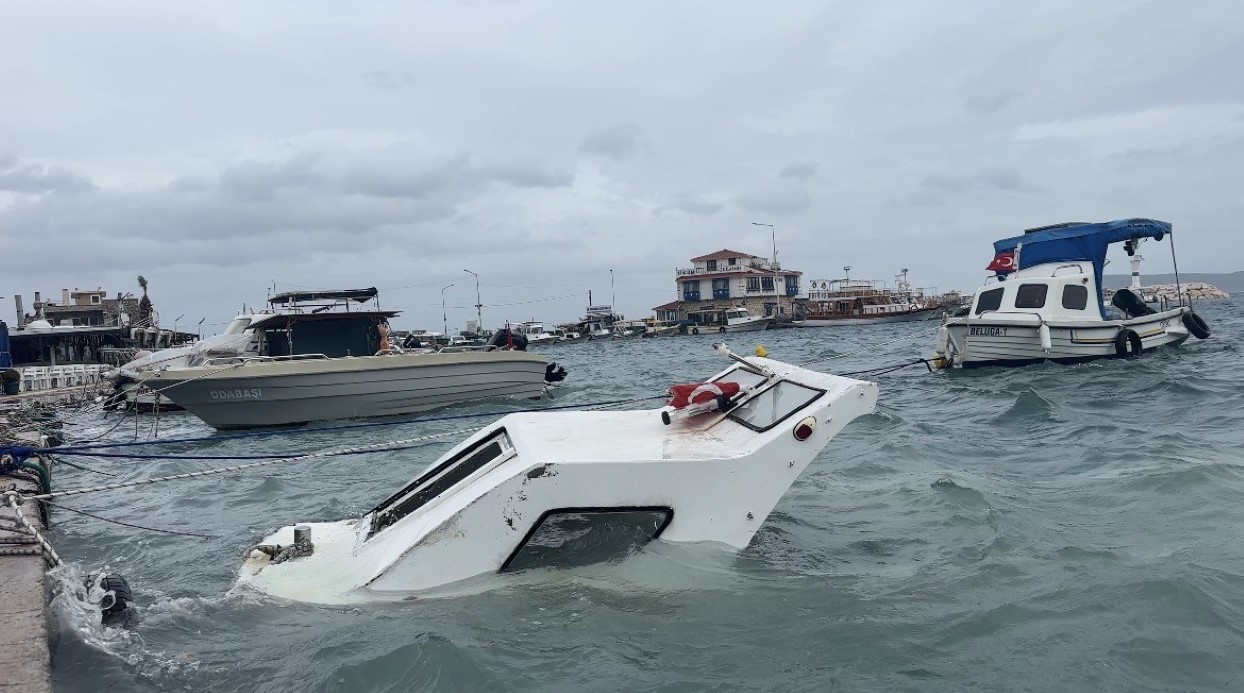 İzmir Karaburun’da Fırtına Tekneleri Batırdı