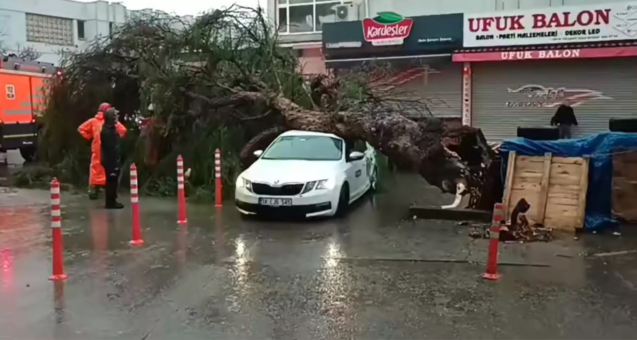İzmir’de Fırtına ve Sağanak Yağış Günlük Yaşamı Alt Üst Etti