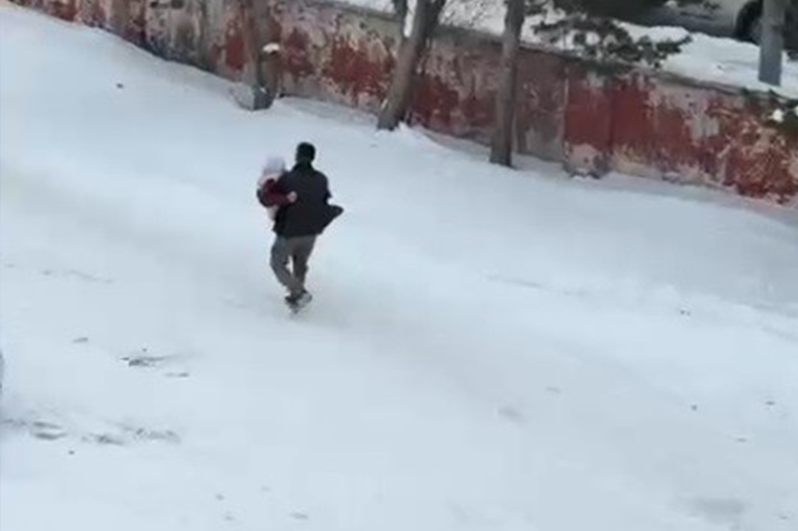 Kars’ta Oğuldan Anneye Büyük Vefa: Hastalanan Annesini Kucağında Taşıdı