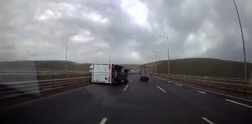 Kocaeli’de Fırtına Nedeniyle Kamyonet Devrildi