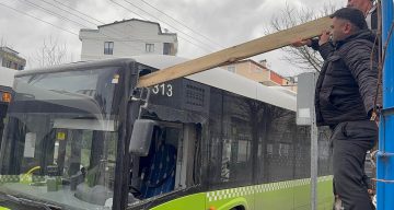 Kocaeli’de Fırtına Otobüse Kereste Fırlattı