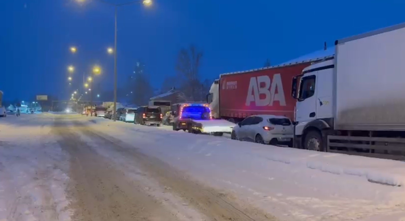 Kop Dağı Geçidi’nde Yoğun Kar ve Tipi Ulaşımı Olumsuz Etkiledi