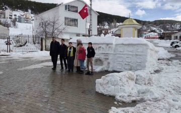 Koyulhisar’da Kardan Sanat Eserleri: Tarihi Sivas Valiliği Maketi Göz Kamaştırıyor