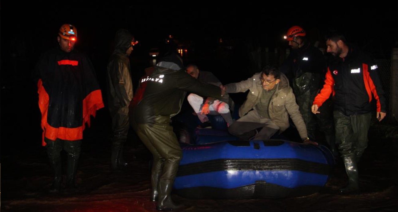 Kumluca’da Sağanak Yağışın Etkisiyle Tarım Alanları ve Araçlar Sular Altında