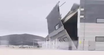 Kütahya Altıntaş’ta Rüzgar Fabrika Duvarını Devirdi