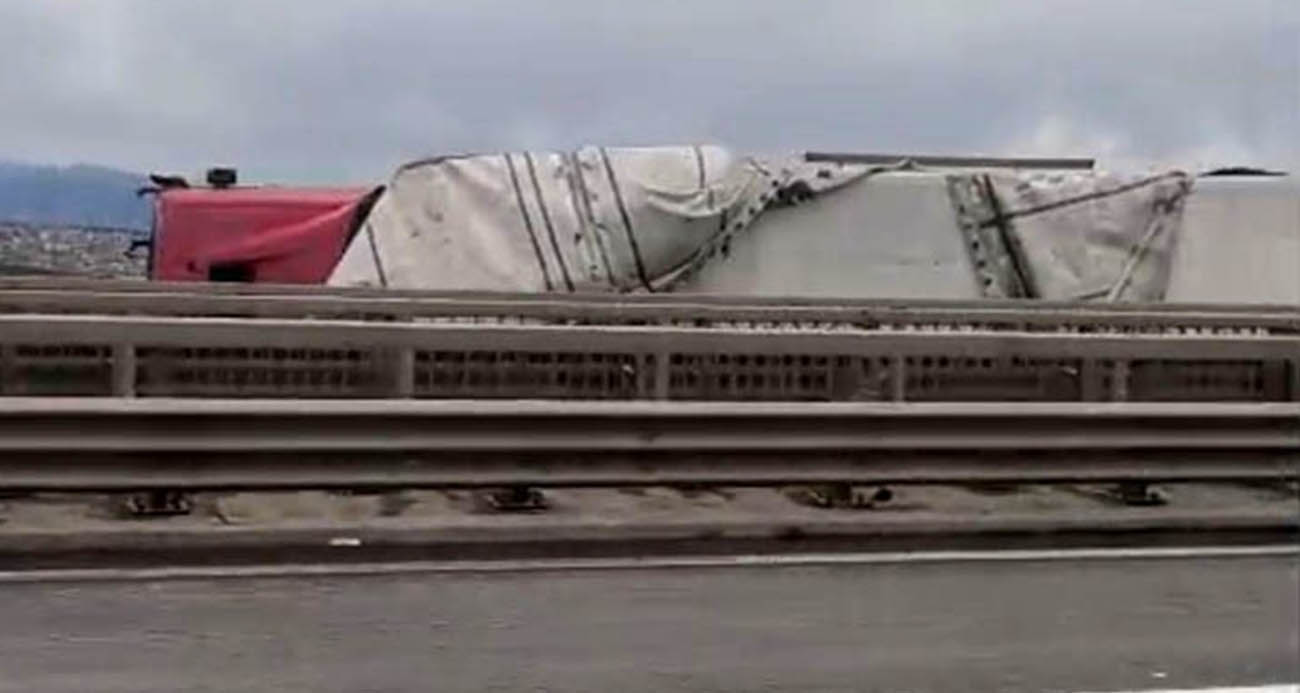 Kuzey Marmara Otoyolu’nda Fırtına Nedeniyle 2 Tır Devrildi