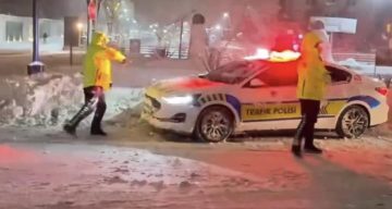 Mardin’de Neşe Dolu Anlar: Polisler ve Çocuklar Arasında Kar Topu Savaşı