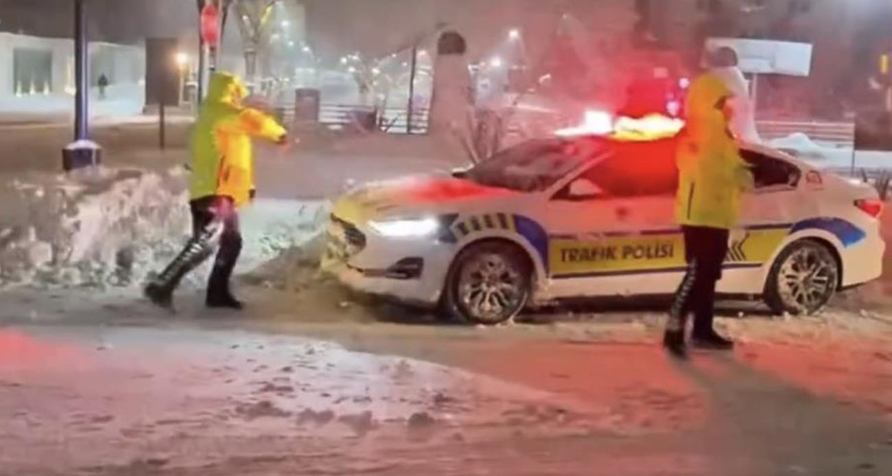 Mardin’de Neşe Dolu Anlar: Polisler ve Çocuklar Arasında Kar Topu Savaşı