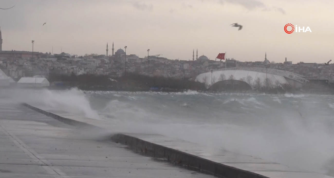 Marmara Bölgesi’nde Şiddetli Lodos: Gemiler Demir Attı