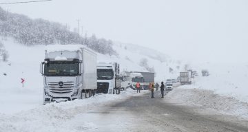 Muş-Bingöl Yolunda Kar Sebebiyle Mahsur Kalanlar Kurtarıldı