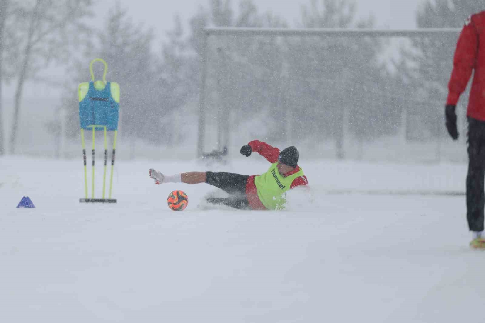 Özbelsan Sivasspor, Yoğun Kar Altında Antrenman Yaptı