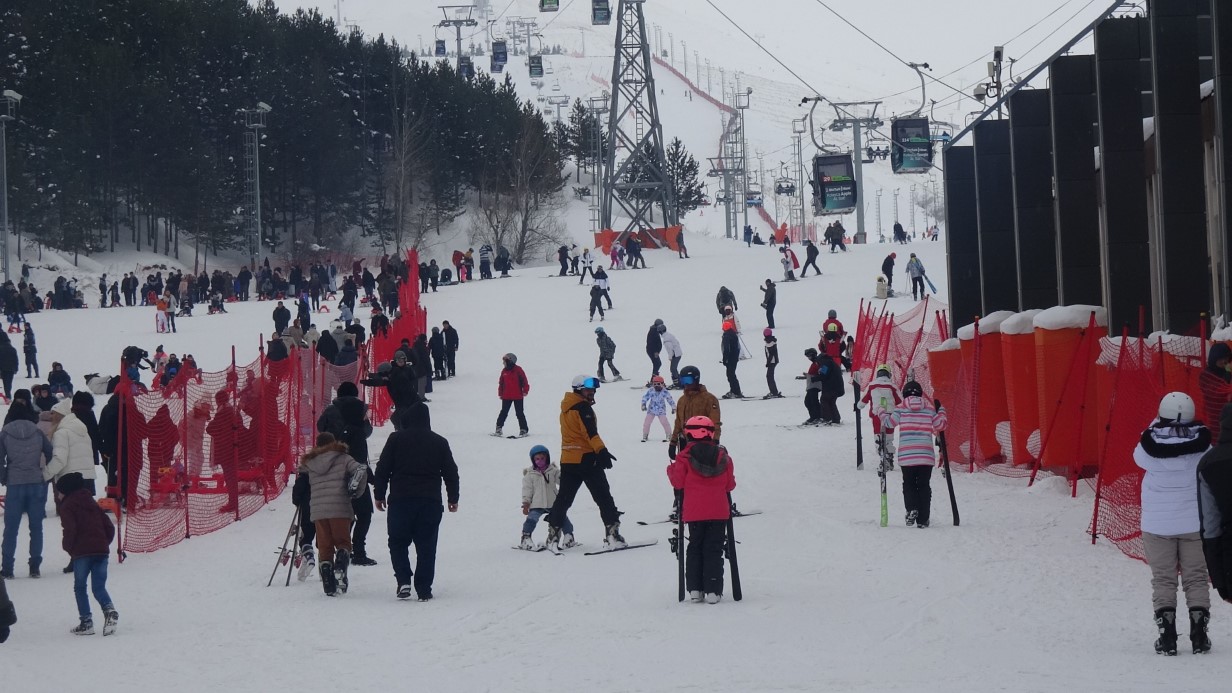 Palandöken’de Yarıyıl Tatili Kayak Coşkusu