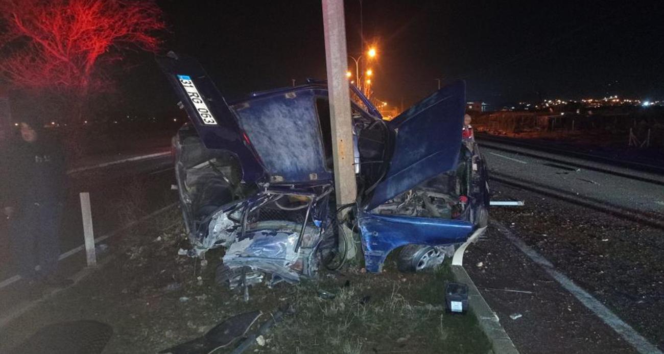 Reyhanlı’da Trafik Kazası: Tofaş Direğe Çarptı, 2 Yaralı