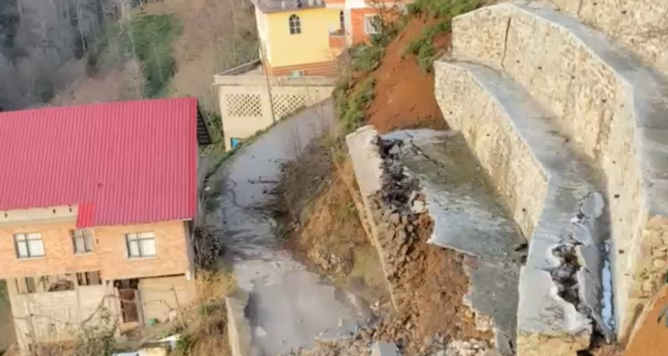 Rize Ardeşen’de İstinat Duvarı Çöktü, İki Ev Boşaltıldı