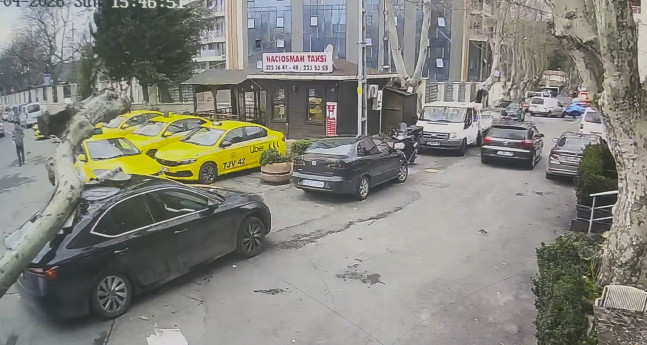 Sarıyer’de Fırtına Nedeniyle Çınar Ağacı Otomobile Zarar Verdi