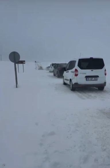 Sivas Altınyayla’da Kar Fırtınası Ulaşımı Felç Etti